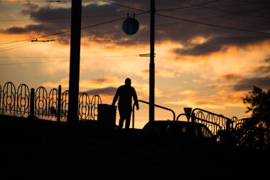 Günbatımında arka planda bir adamın silueti