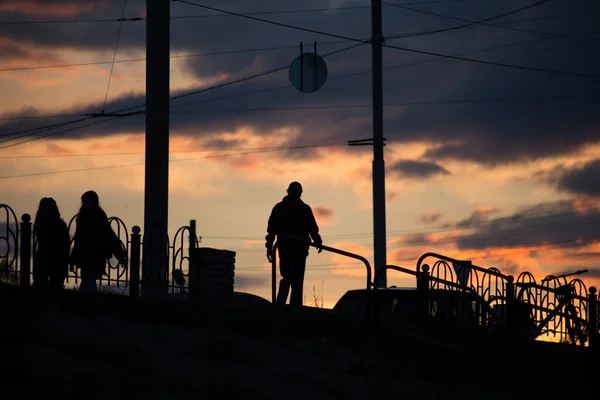 Silhouette Eines Mannes Auf Einem Sonnenuntergang Hintergrund Der Dichte — Stockfoto