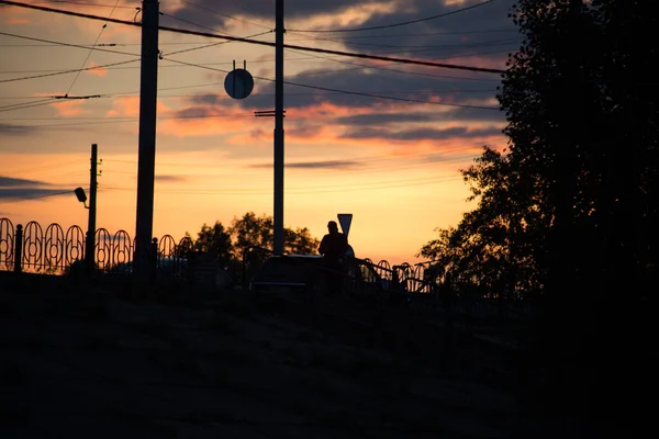 Σιλουέτα Ενός Άνδρα Φόντο Ηλιοβασιλέματος Στο Sity — Φωτογραφία Αρχείου
