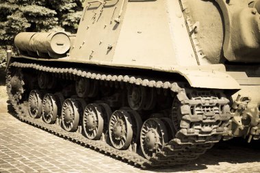Sovyetler Birliği 2. Dünya Savaşı 'ndan kalma ağır askeri araçlar.