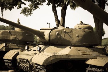 Sovyetler Birliği 2. Dünya Savaşı 'ndan kalma ağır askeri araçlar.
