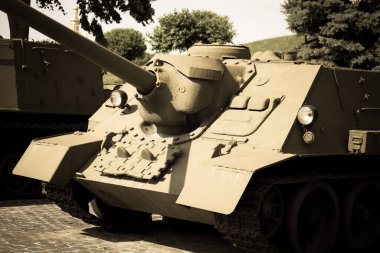 Sovyetler Birliği 2. Dünya Savaşı 'ndan kalma ağır askeri araçlar.