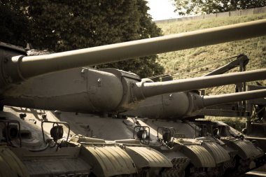 Sovyetler Birliği 2. Dünya Savaşı 'ndan kalma ağır askeri araçlar.