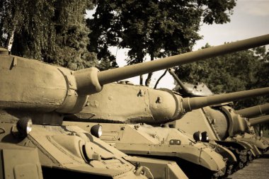 Sovyetler Birliği 2. Dünya Savaşı 'ndan kalma ağır askeri araçlar.