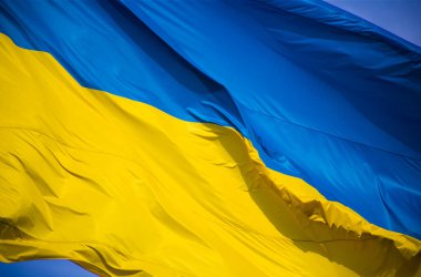 Ulusal bağımsız Ukrayna bayrağı rüzgarda sallanıyor