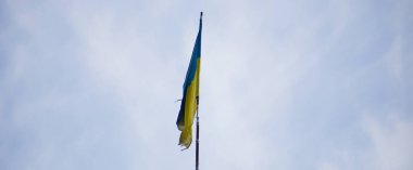Ulusal bağımsız Ukrayna bayrağı rüzgarda sallanıyor