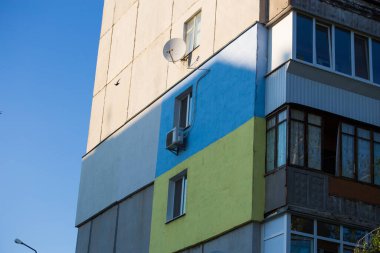 Ulusal bağımsız Ukrayna bayrağı rüzgarda sallanıyor