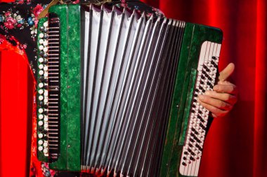 Erkek duygusal olarak güzel bir akordeon çalar.