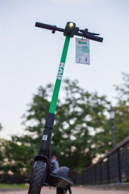 Kyiv, Ukrayna 09.07.2020: Şehirde kamu kullanımı için elektrikli scooter sürgüsü