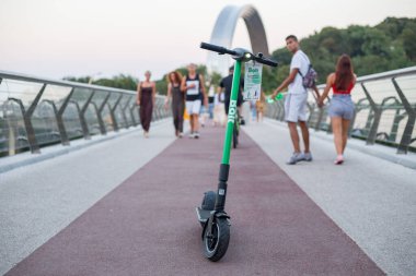 Kyiv, Ukrayna 09.07.2020: Şehirde kamu kullanımı için elektrikli scooter sürgüsü
