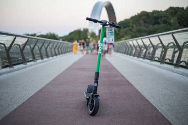 Kyiv, Ukrayna 09.07.2020: Şehirde kamu kullanımı için elektrikli scooter sürgüsü