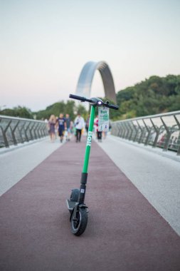 Kyiv, Ukrayna 09.07.2020: Şehirde kamu kullanımı için elektrikli scooter sürgüsü