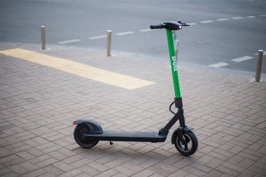 Kyiv, Ukrayna 09.07.2020: Şehirde kamu kullanımı için elektrikli scooter sürgüsü
