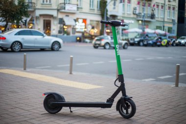 Kyiv, Ukrayna 09.07.2020: Şehirde kamu kullanımı için elektrikli scooter sürgüsü