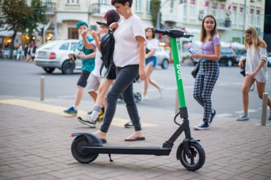 Kyiv, Ukrayna 09.07.2020: Şehirde kamu kullanımı için elektrikli scooter sürgüsü
