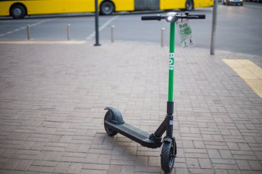 Kyiv, Ukrayna 09.07.2020: Şehirde kamu kullanımı için elektrikli scooter sürgüsü