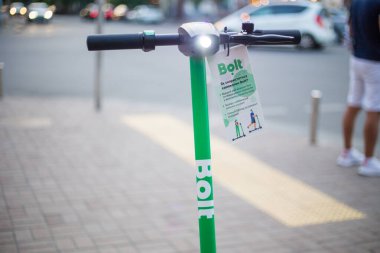 Kyiv, Ukrayna 09.07.2020: Şehirde kamu kullanımı için elektrikli scooter sürgüsü