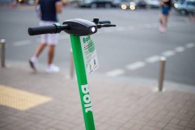 Kyiv, Ukrayna 09.07.2020: Şehirde kamu kullanımı için elektrikli scooter sürgüsü