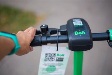Kyiv, Ukrayna 09.07.2020: Şehirde kamu kullanımı için elektrikli scooter sürgüsü