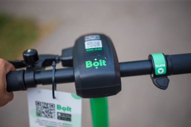 Kyiv, Ukrayna 09.07.2020: Şehirde kamu kullanımı için elektrikli scooter sürgüsü