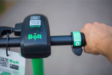Kyiv, Ukrayna 09.07.2020: Şehirde kamu kullanımı için elektrikli scooter sürgüsü