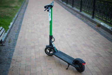Kyiv, Ukrayna 09.07.2020: Şehirde kamu kullanımı için elektrikli scooter sürgüsü
