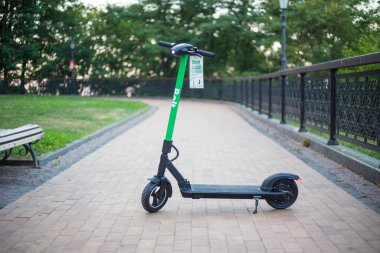 Kyiv, Ukrayna 09.07.2020: Şehirde kamu kullanımı için elektrikli scooter sürgüsü