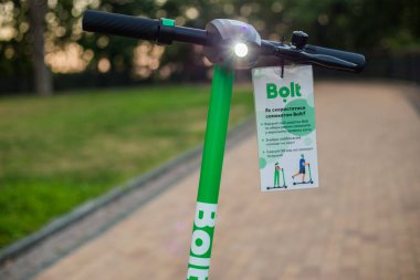 Kyiv, Ukrayna 09.07.2020: Şehirde kamu kullanımı için elektrikli scooter sürgüsü