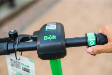 Kyiv, Ukrayna 09.07.2020: Şehirde kamu kullanımı için elektrikli scooter sürgüsü
