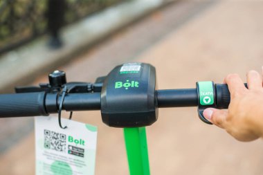 Kyiv, Ukrayna 09.07.2020: Şehirde kamu kullanımı için elektrikli scooter sürgüsü