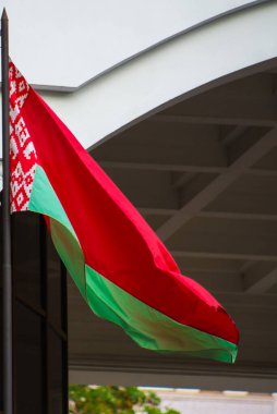 Beyaz bayrağın kırmızı-yeşil bayrağı bayrak direğinde dalgalanıyor