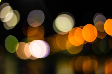 Geceleri renkli dairelerin bulanık arkaplanı