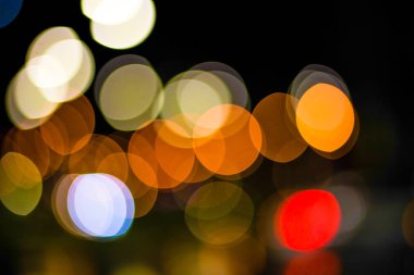 Geceleri renkli dairelerin bulanık arkaplanı