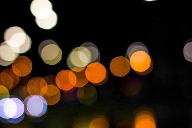 Geceleri renkli dairelerin bulanık arkaplanı