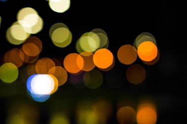 Geceleri renkli dairelerin bulanık arkaplanı