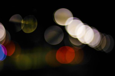 Geceleri renkli dairelerin bulanık arkaplanı