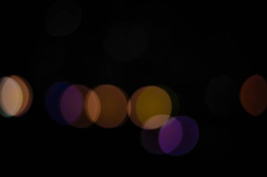 Geceleri renkli dairelerin bulanık arkaplanı