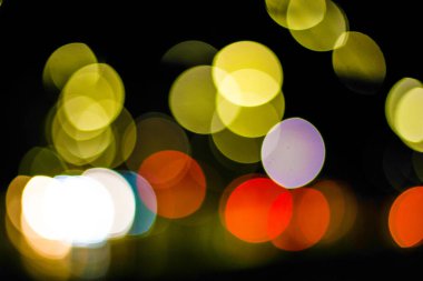 Geceleri renkli dairelerin bulanık arkaplanı