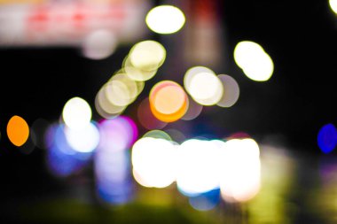 Geceleri renkli dairelerin bulanık arkaplanı