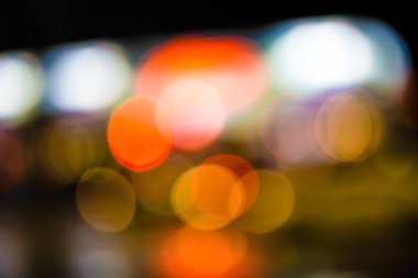 Geceleri renkli dairelerin bulanık arkaplanı