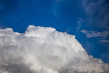 Pofuduk bulutlar kaplar yaz mavi gökyüzünü