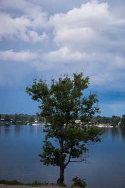 Pofuduk bulutlar kaplar yaz mavi gökyüzünü