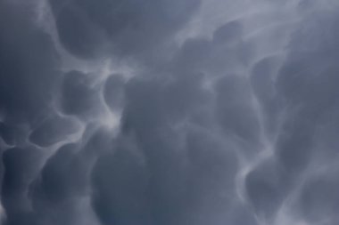 Pofuduk bulutlar kaplar yaz mavi gökyüzünü