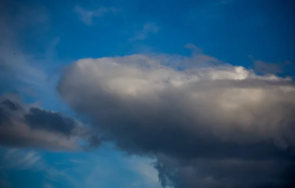 Awan Fluffy Menutupi Langit Biru Musim Panas — Stok Foto