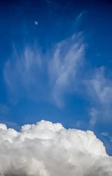 Pofuduk Bulutlar Kaplar Yaz Mavi Gökyüzünü — Stok fotoğraf