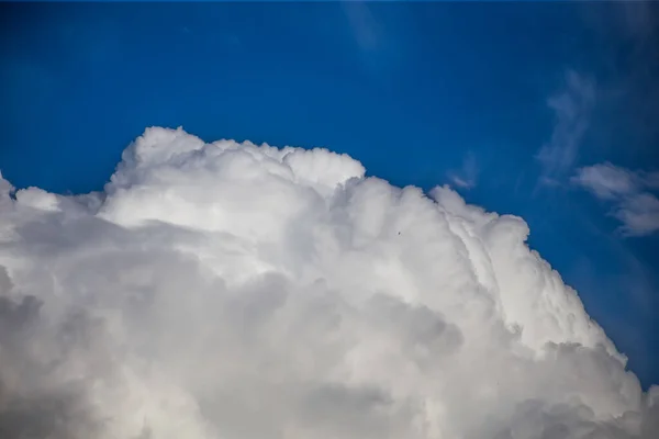 Awan Fluffy Menutupi Langit Biru Musim Panas — Stok Foto