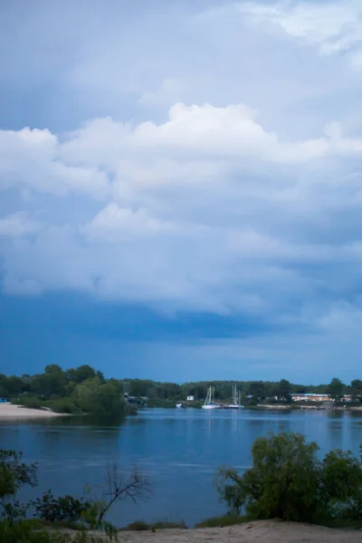 Pluizige Wolken Bedekken Zomer Blauwe Lucht — Stockfoto