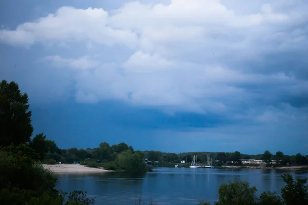 Pluizige Wolken Bedekken Zomer Blauwe Lucht — Stockfoto