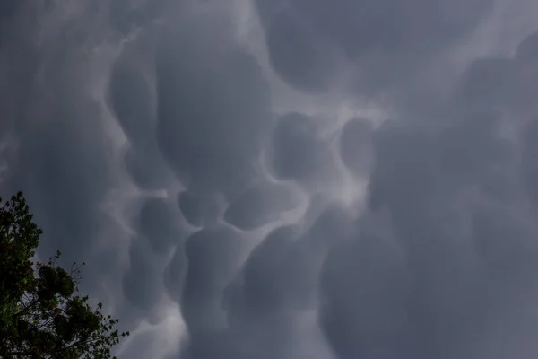 Flauschige Wolken Bedecken Den Sommerblauen Himmel — Stockfoto