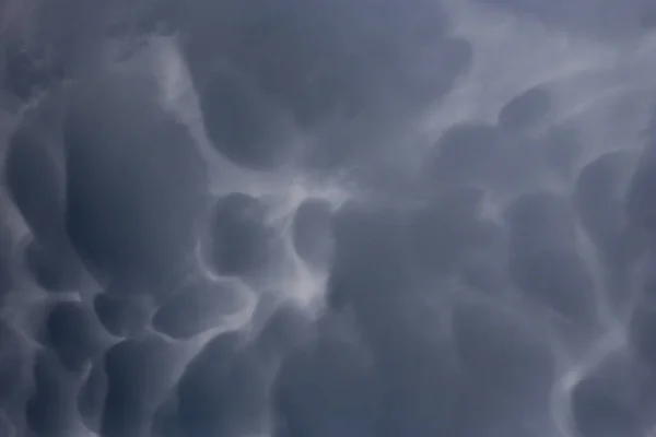 Pluizige Wolken Bedekken Zomer Blauwe Lucht — Stockfoto